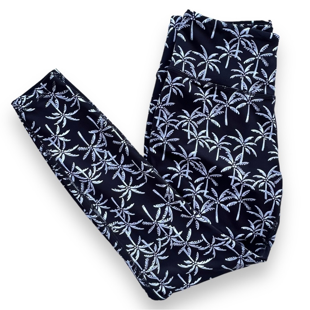Crown & Ivy Women’s Capri Length Workout Leggings Palm Tree Print Black Size S